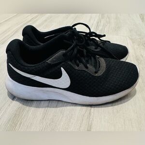 Black and White Size 7 Nike’s